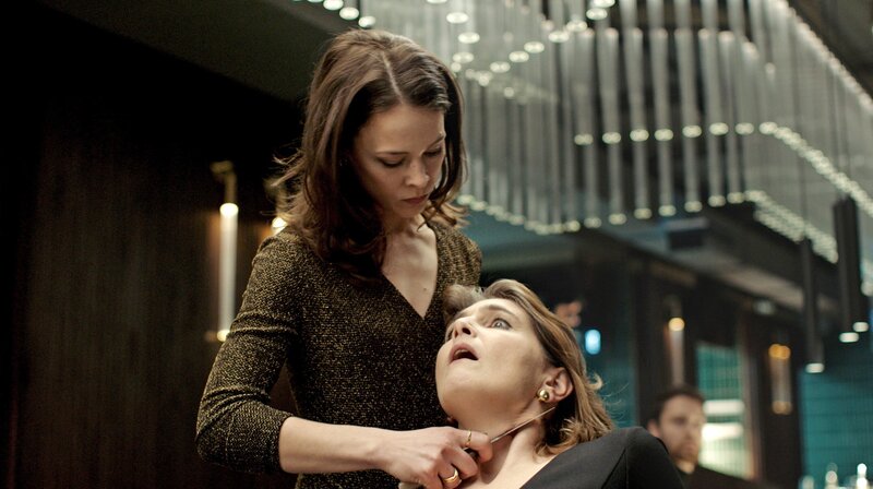 Wenn schon nicht standesgemäß, dann aber richtig: Arija Sailovic (Paula Beer, li.) nimmt sich ihre künftige Schwiegermutter (Nicole Marischka, re.) vor. – Bild: ARD Degeto/​ORF/​Mona Film/​SquareOne Production/​Tobias von dem Borne