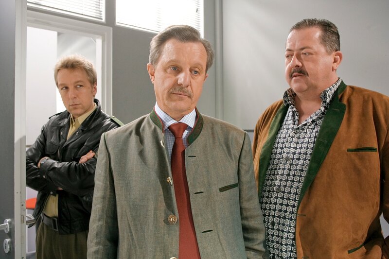 Können die Cops Korbinian Hofer und Michi Mohr den Aussagen von Immobilienmakler Josef Hartinger Glauben schenken? (v.li.: Max Müller, Werner Rom, Joseph Hannesschläger). – Bild: ORF/​ZDF/​Christian A. Rieger