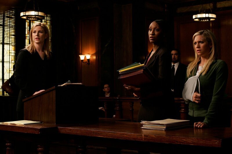 L-R: A.D.A. Casey Novak (Diane Neal), Dr. Cleo Conrad (Jill Marie Lawrence), Jamie Hoskins (Brittany Snow) – Bild: UNIVERSAL CHANNEL