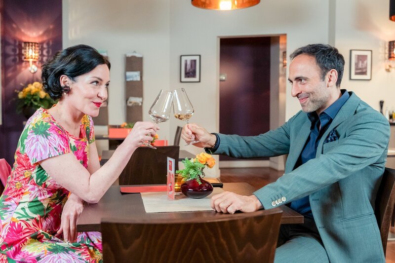 Miriam Stockl (Marisa Burger, l.) unterhält sich angeregt mit Leonard Fenkel (Patrick Khathami, r.) im „Times Square“. – Bild: ORF/​ZDF/​Linda Gschwentner