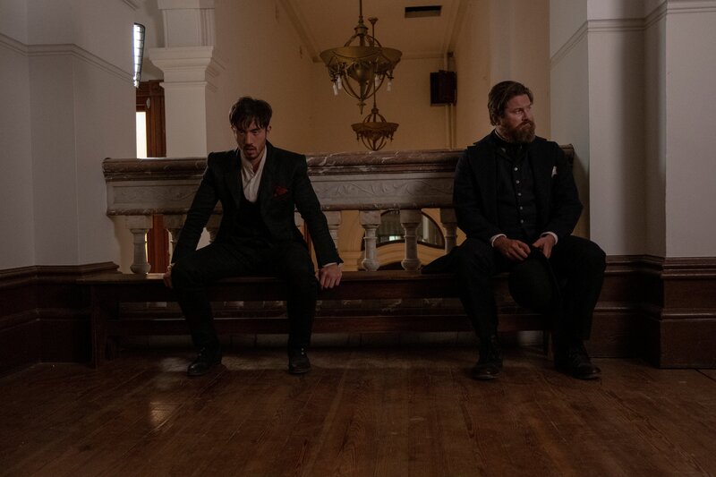 On the left: Ah Sahm (Andrew Koji) – Bild: Graham Barrholomew /​ Die Verwendung ist nur bei redak /​ homeboxoffice.com /​ © Home Box Office, Inc. All rights reserved.