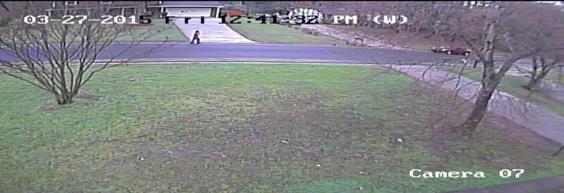 Überwachungskamera-Aufnahme: Täter geht vom Opfer weg, die Straße entlang. – Bild: Foto: RTL /​ Arrow International Media