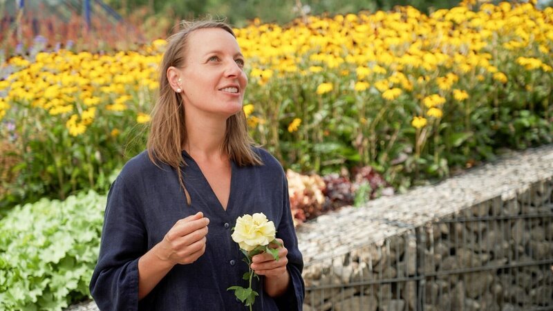 Gartenpädagogin Marlis bringt Robert die Rose näher. – Bild: ORF/​Steiner Familyentertainment