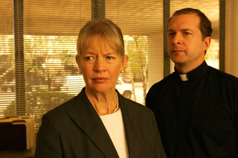 Haben Father Justin Miller (Daniel Jenkins, r.) und Principal Parker (Dorothy Lyman, l.) etwas zu verbergen? – Bild: Will Hart /​ Universal Network Television