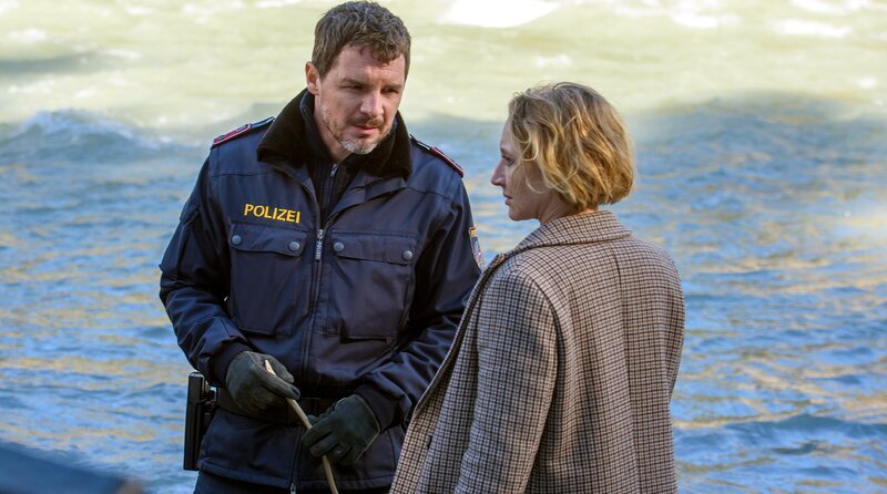 Massimo Ricci (Felix Klare) berichtet Blum (Anna Maria Mühe) von dem Leichenfund. – Bild: Barry Films/​Mona Film/​Stefanie Leo