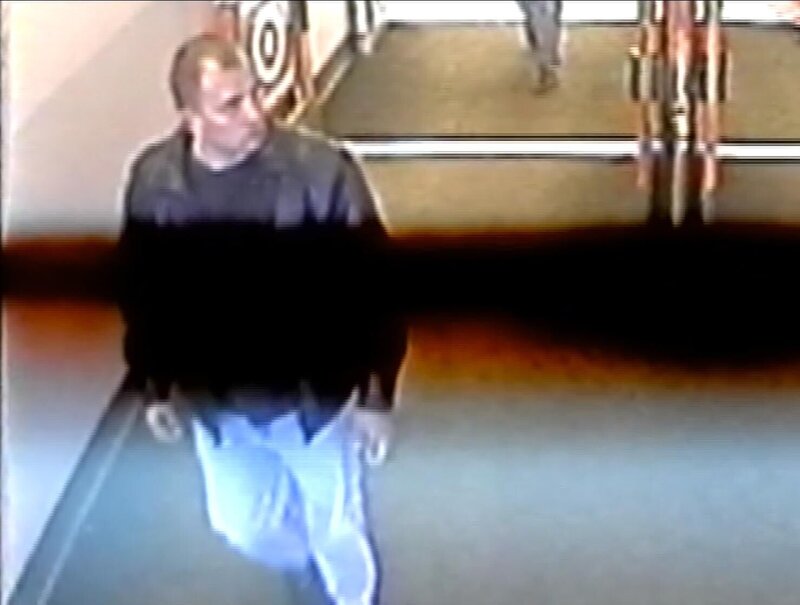 Überwachungskamera-Aufnahme: Charles Severance verlässt Target. – Bild: RTL /​ Arrow International Media