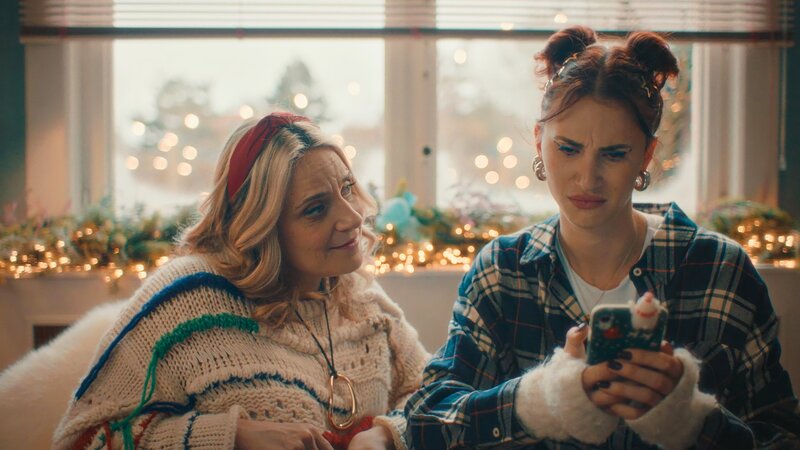 Babs (Ruth Beeckmans, l.) wirft mit ihrer Schwester Daffy (Lize Feryn) einen Blick auf die Bilder, die die Kita von Daffys Tochter Bear geschickt hat. In der Eingewöhnungsphase fließen viele Tränen – allerdings nur bei Daffy. – Bild: Patrick Tilkens/​ZDF