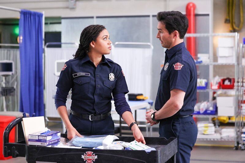 Barrett Doss (Victoria Hughes), Jay Hayden (Travis Montgomery). – Bild: ORF/​Disney/​ABC/​Raymond Liu