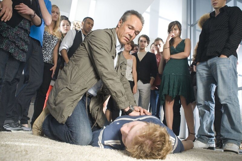 Lässt sich total volllaufen: Svens (Philipp Gerstner, liegend) Retter ist ausgerechnet sein ärgster Widersacher Harald Westphal (Hannes Jaenicke, M.) … – Bild: SAT.1 /​ Gordon Mühle