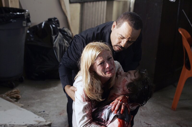 Odafin ‚Fin‘ Tutuola (Ice-T) versucht zu Trösten: Dana Kelley (Teri Polo) findet ihren erstochenen Sohn Eric Byers (Marshall Allman). – Bild: PLURIMEDIA (NBC)