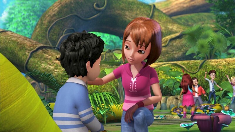 Wendy versucht, ihren Bruder Michael, der seinen Teddybär Nono weggegeben hat, zu trösten. – Bild: ZDF und 2012 DQ Entertainment