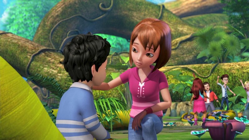 Wendy versucht, ihren Bruder Michael, der seinen Teddybär Nono weggegeben hat, zu trösten. – Bild: ZDF und 2012 DQ Entertainment