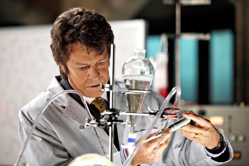 Walter (John Noble) versucht, ein Heilmittel zu entwickeln, um seinen todkranken Sohn Peter zu retten … – Bild: Turner /​ Warner Bros. Entertainment Inc.