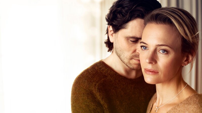 Clara (Josephine Bornebusch) mit ihrem Freund Peter (Sverrir Gudnason). – Bild: ARD Degeto/​Bigster and Viaplay