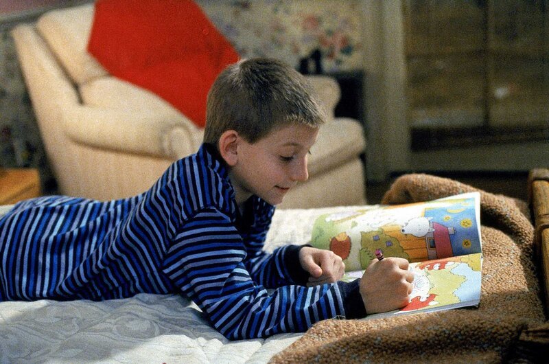 Dewey (Erik Per Sullivan) hat einen Hund aufgegabelt. Mit dessen Unterstützung terrorisiert er seine älteren Brüder und rächt sich damit für jahrelange Unterdrückung. – Bild: ORF (FS1/​FS2) /​ ORF1