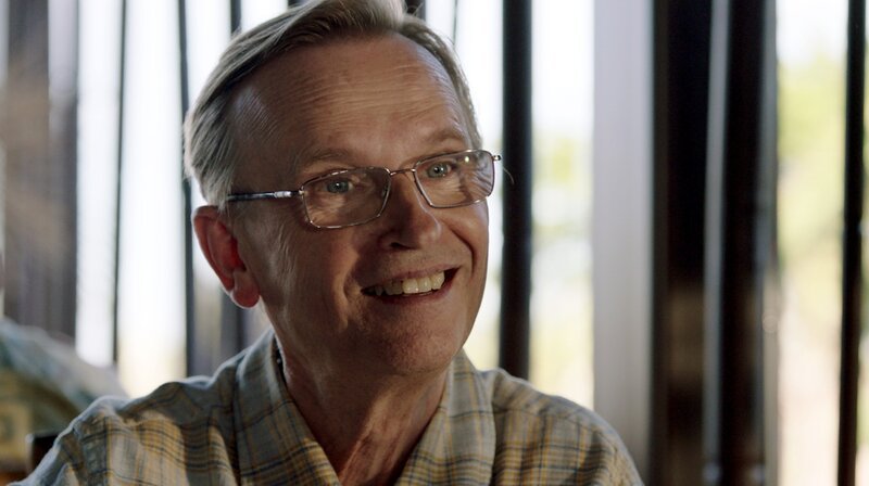 Sten (Johan Ulveson) ist glücklich über seine neue Urlaubsbekanntschaft. – Bild: ARD Degeto/​Viaplay/​Frida Wendel