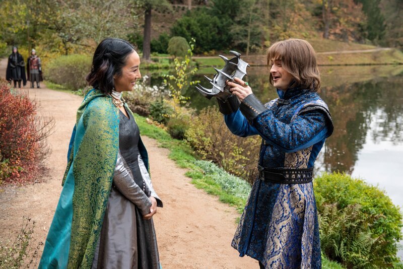 L-R: Princess Vicki (Greta Lee) und Prince Chauncley (Daniel Radcliffe) – Bild: Stanislav Honzík /​ Turner Entertainment Networks, Inc.