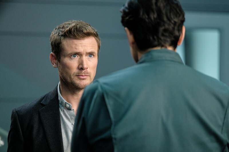 Charlie Hudson (John Reardon, l.) – Bild: Derm Carberry /​ © 2022:2023 Shaftesbury Rex V Inc.doc