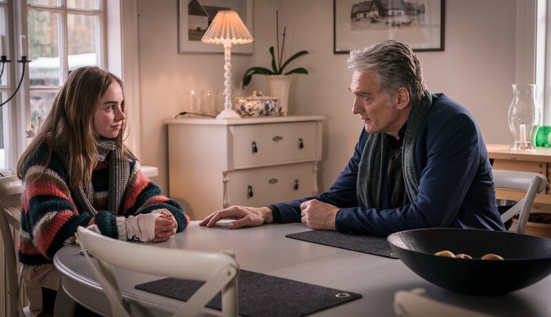 Nora Björklund (Felicia Cedergren) erzählt Robert Anders (Walter Sittler) von Mats. – Bild: ZDF/​Stephan Rabold