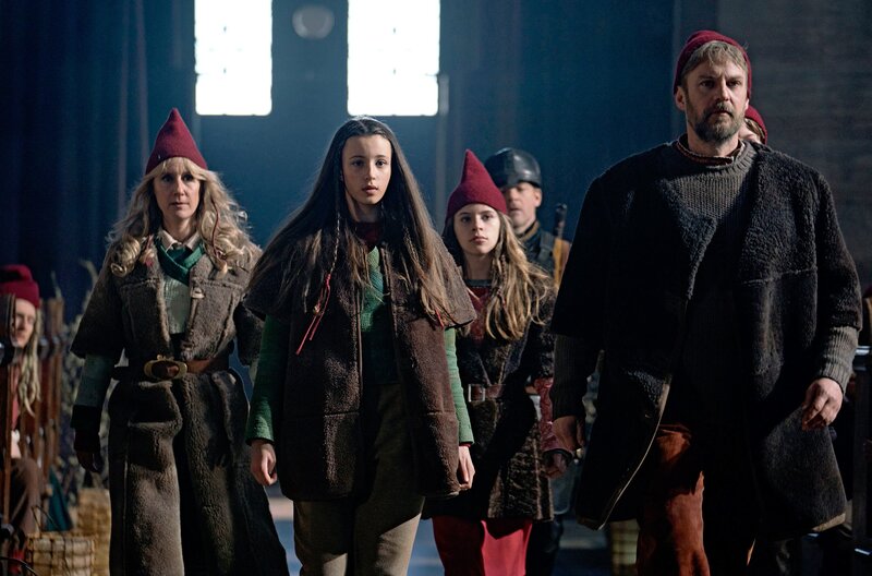 Tuva (Anette Støvelbæk), Tinka (Josephine Chavarria Højbjerg), Vilma (Esther Marie Boisen Berg), Bjergi (Paw Henriksen) und Storm (Troels Lyby) – Bild: MDR/​TV2/​Agnete Schlichtkrull