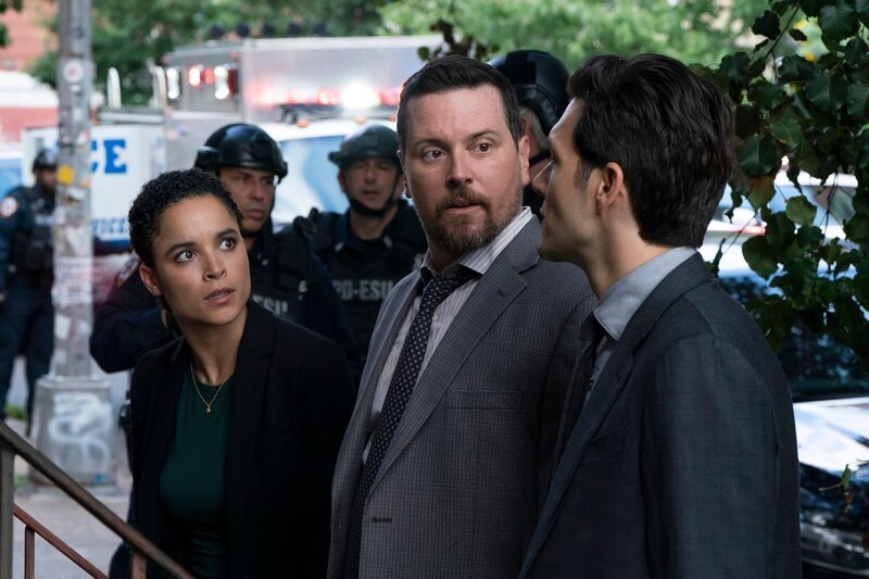 L-R: Juliana Canfield as Janine Harris, Michael Mosley as Earl Malzone, Jeff Wilbusch as Avraham Avraham – Bild: PEACOCK /​ Heidi Gutman