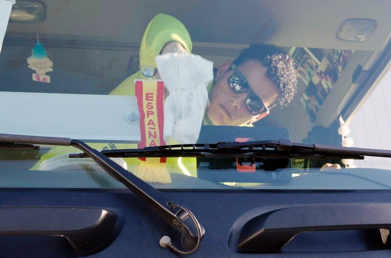 Manchmal fährt Zina bis nach Spanien oder Belgien, und hinter ihrer Windschutzscheibe flattern neben dem Wimpel mit der Aufschrift „Algerien“ weitere Wimpel der Länder, in denen sie schon war. – Bild: Les Batelières Productions