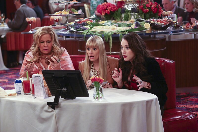 Als Caroline (Beth Behrs, M.), Max (Kat Dennings, r.) und Sophie (Jennifer Coolidge, l.) zur Pferderennbahn eingeladen werden, geht das Glücksspiel-Fieber mit der blonden Kellnerin durch … – Bild: Warner Bros. Entertainment Inc.