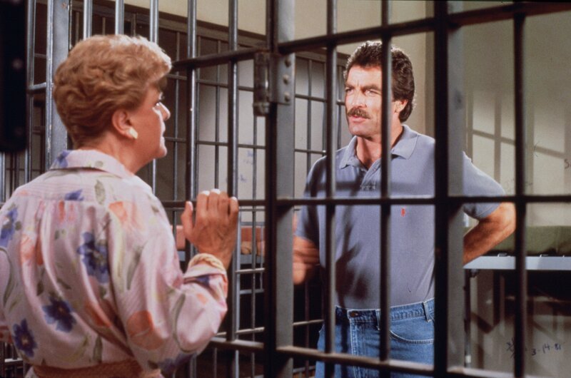 Magnum (Tom Selleck, r.) sitzt in Untersuchungshaft und soll mit Jessicas (Angela Lansbury, l.) Hilfe wieder frei kommen … – Bild: Turner /​ Murder she wrote
