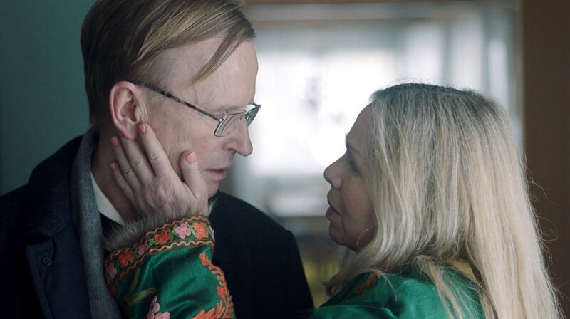 Sten (Johan Ulveson) und seine Freundin Anita (Görel Crona) möchten ihr gemeinsames Leben beginnen. – Bild: ARD Degeto/​Viaplay/​Frida Wendel