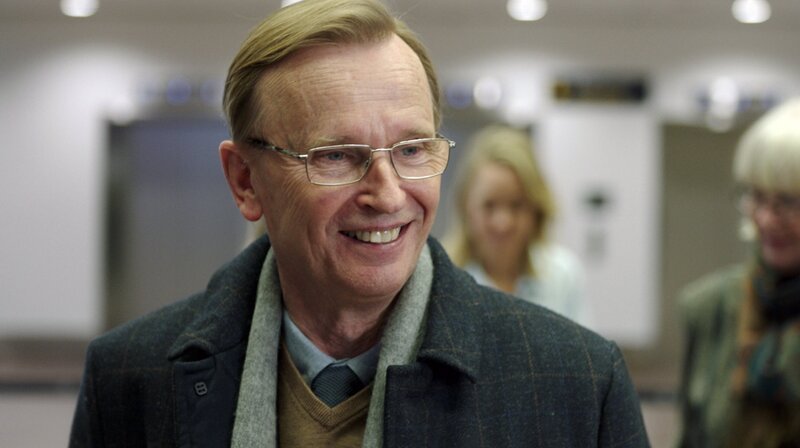 Sten (Johan Ulveson) freut sich über eine neue Bekanntschaft am Flughafen. – Bild: Viaplay/​Frida Wendel