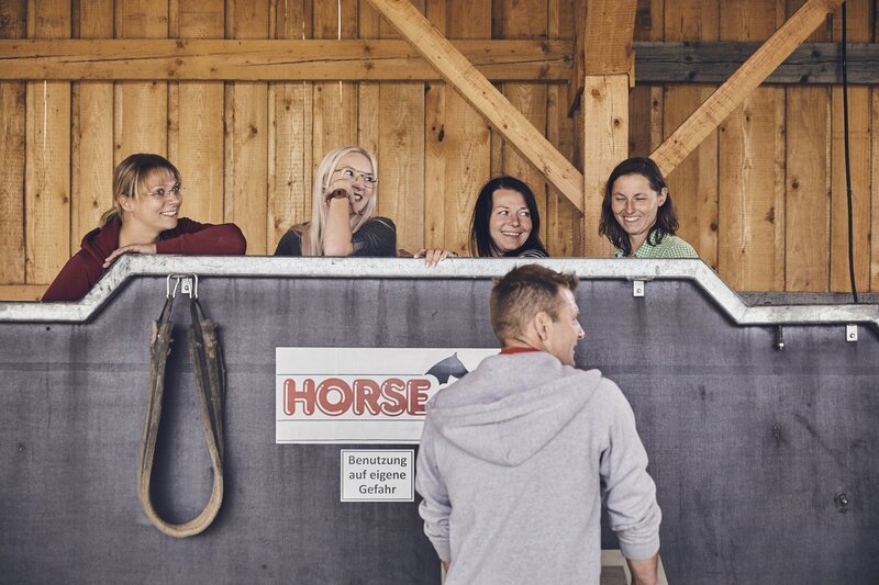 Kristin Güllich, Martina Knecht, Angela Wunderlich und Stefanie Rieblinger (hinten von links) stehen auf dem Pferdelaufband. Vorn Mathildes Ehemann Martin. – Bild: Philipp Thurmaier /​ BR /​ megaherz gmbh