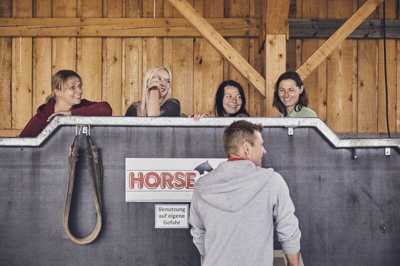 Kristin Güllich, Martina Knecht, Angela Wunderlich und Stefanie Rieblinger (hinten von links) stehen auf dem Pferdelaufband. Vorn Mathildes Ehemann Martin. – Bild: Philipp Thurmaier /​ BR /​ megaherz gmbh