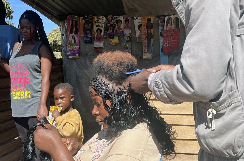 Wenn sich Frauen in Simbabwe die Haare machen lassen, entsteht Kunst. Es dauert Stunden, ist teuer, und manchmal tut es auch ganz schön weh. – Bild: MedienKontor/​Manuel Fenn