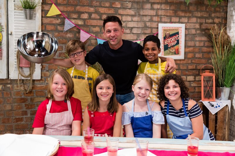 Was kann man eigentlich alles mit Datteln machen? Alex Kumptner zeigt den Koch-Kids süße aber auch salzige Leckereien. – Bild: ZDF/​Rene Rothkopf