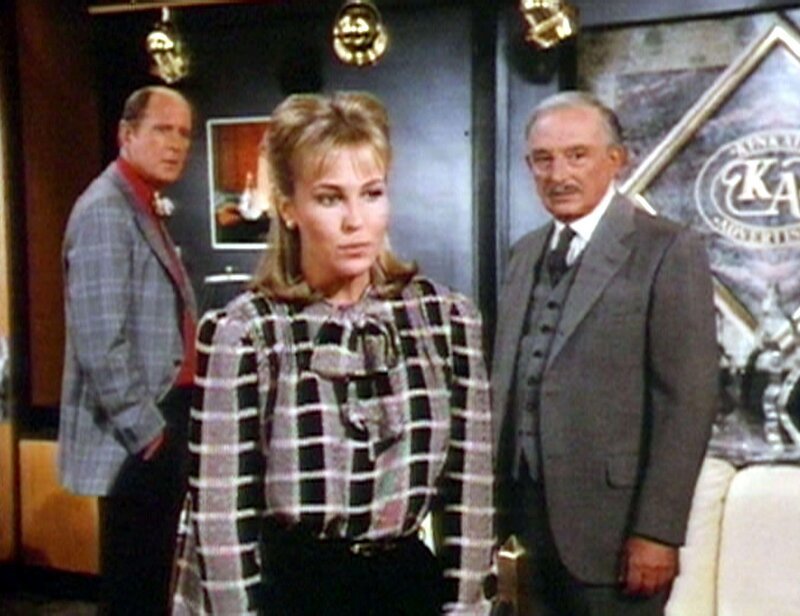 Jessicas Nichte Victoria (Genie Francis) ist, gemeinsam mit Aubrey Thornton (David Ogden Stiers, li.) und Larrys Bruder Myron (Bill Macy), eine der führenden Kräfte in der Werbeagentur von Larry Kinkaid. – Bild: Warner TV Serie