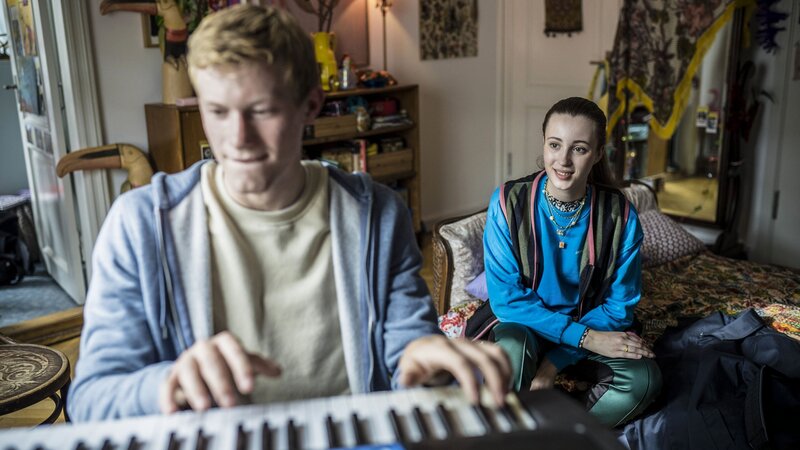 In der Menschenwelt interessiert sich Flora (Josephine Chavarria Højbjerg) für Lasses (Albert Rosin Harson) Gefühle gegenüber Tinka. – Bild: BR/​TV 2 Denmark/​Per Arnesen