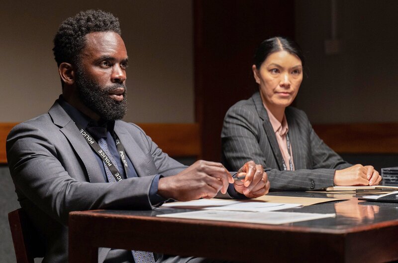 Steve Bradshaw (Jimmy Akingbola) befragt den jungen Polizisten Colin Ryle, der es Brannon ermöglicht hat, der Verhaftung zu entkommen. – Bild: ITV