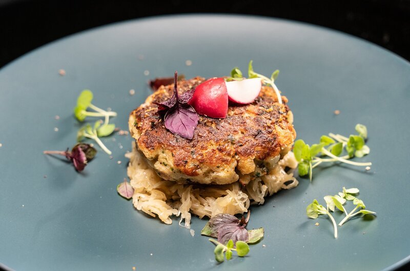 Die Influencerin und Gastronomin Vroni Lutz serviert bei Einfach und köstlich gebratene Tiroler Käseknödel „Kaspressknödel“ mit Sauerkraut; SWR EINFACH & KÖSTLICH, „Ali Güngörmüş kocht mit Vroni Lutz – Vegetarische Leckerbissen“, am Sonntag (06.10.24) um 17:00 Uhr im SWR. – Bild: SWR/​Christopher Nußbaumer