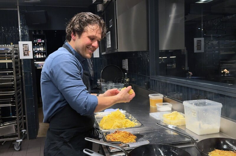 In seinem Restaurant bereitet Chefkoch Carlos Navarro einen Zürcher Klassiker zu: Kalbsgeschnetzeltes mit Rösti. – Bild: Elephant Doc
