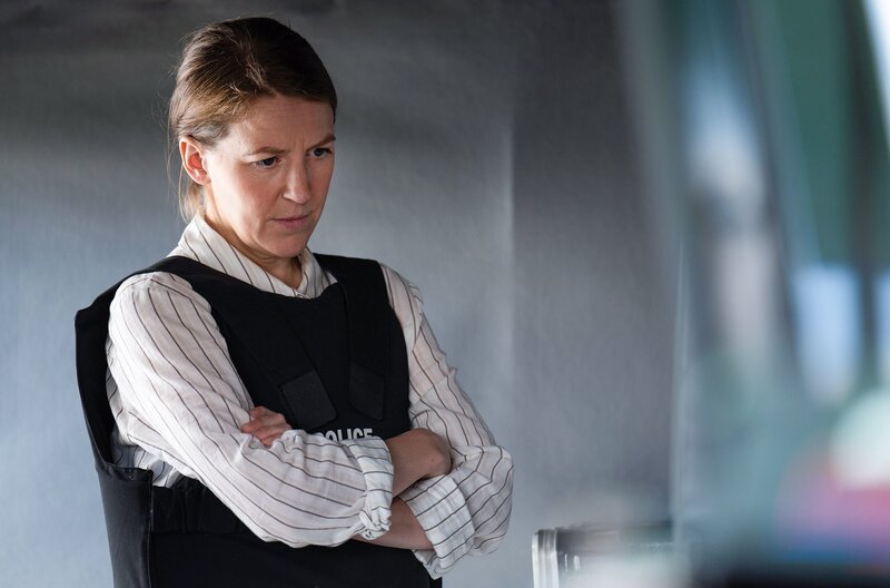 Sarah Collins (Gemma Whelan) sucht im Versteck von Matt Brannon nach Hinweisen zu Skyes Aufenthaltsort. – Bild: ITV