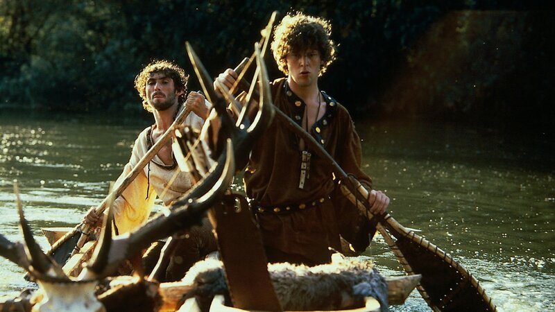 Prinz Martin (Remi Martin, r.) ahnt nicht, dass sein Volk von dem gierigen Herrn des Goldes unterdrückt wird. Zusammen mit Johannes (Vladimir Hajdu, l.) begibt er sich auf die Jagd. – Bild: ZDF und Taurus