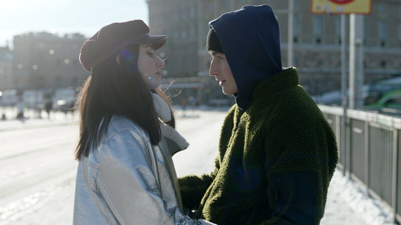 Aron (Gustav Lindh) und seine Freundin Elsa (Dilan Gwyn) führen ein klärendes Gespräch. – Bild: ARD Degeto/​Viaplay/​Frida Wendel