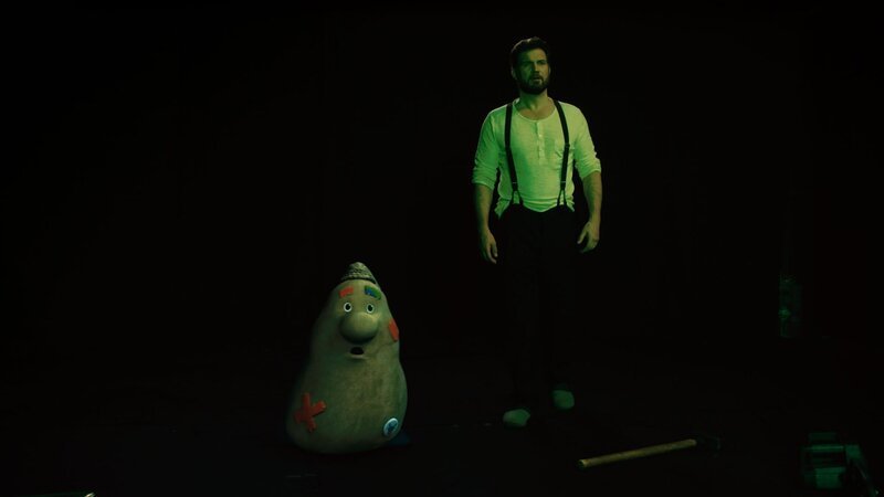 Beutolomäus und Sascha (Simon Böer) entdecken, welchen Schaden der falsche Weihnachtsmann Ruprecht in der Weihnachtswelt anrichtet. – Bild: KiKA/​WunderWerk