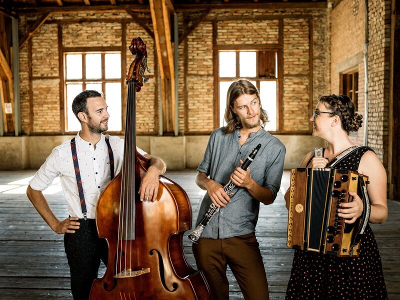 Ensemble Tschejefem. – Bild: Stadttheater Gmunden/​Marco Riebler