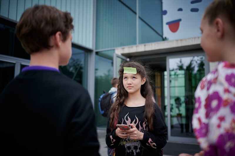 Colin (Johannes Degen) und Julia (Lentje de Groote) wollen Io (Clara Jaschob, Mitte) überzeugen am Theatermodul teilzunehmen. – Bild: mdr/​Saxonia Media/​Felix Abraham