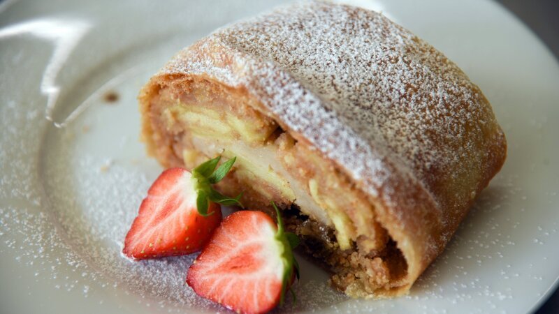 Apfelstrudel angerichtet, Krems. – Bild: ZDF und ORF/Produktion West/Gerhard Mader Apfelstrudel angerichtet, Krems. – Bild: ZDF und ORF/Produktion West/Gerhard Mader