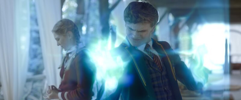 Maya (Julie Lamberton) und Henry (Frankie Minchella) versuchen sich aus dem Käfig der Schwesternschaft zu befreien. – Bild: Cottonwood Media – ZDF – ZDF Studios