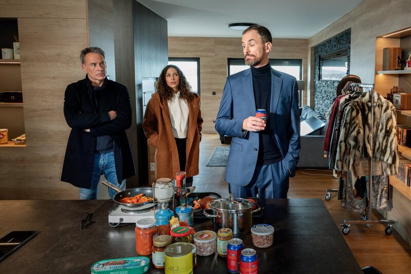 Jan (Marco Girnth, l.) und Kim (Amy Mußul, M.) fragen sich, ob die Millionen auf Luckes Konto von Jonas Kaminski (Anian Zollner, r.) kommen. – Bild: Steffen Junghans /​ ZDF