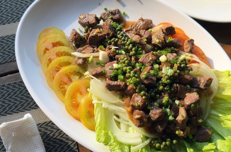 Rindfleisch mit grünem Pfeffer aus Kambodscha: Lôc Lac – Bild: Elephant Doc