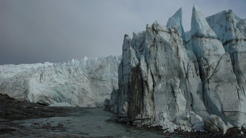 Über dreißig Meter hoch türmen sich die Eismassen eines Gletschers vor Grönlands Küste. – Bild: 3sat